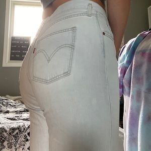 Light coloured Levi mom jeans